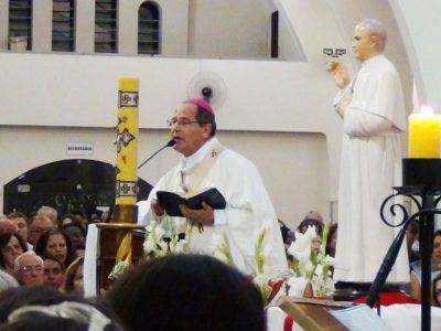 Dom Walmor celebra na igreja padre eustaquio