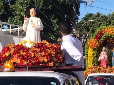 Foto da procissão dos Sagrados Corações com destaque para a imagem do Beato Padre Eustáquio