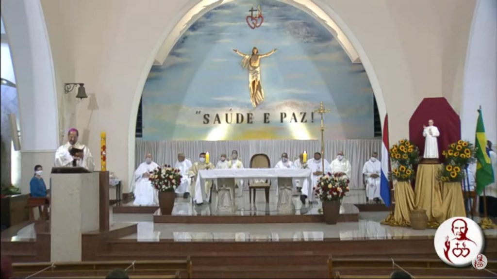 Altar da igreja do Padre Eustáquio com a presença de Dom Walmor, no púlpito, fazendo a homilia e padres da Congregação dos Sagrados Corações sentados ouvindos atentamente