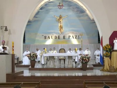Altar da igreja do Padre Eustáquio com a presença de Dom Walmor, no púlpito, fazendo a homilia e padres da Congregação dos Sagrados Corações sentados ouvindos atentamente