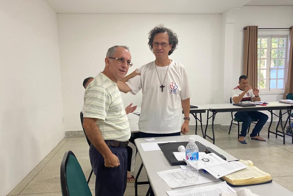 Padre Osvânio Humberto, ss.cc., en el momento de la elección, recibiendo las felicitaciones del Superior General, Padre Alberto Toutin, ss.cc.
