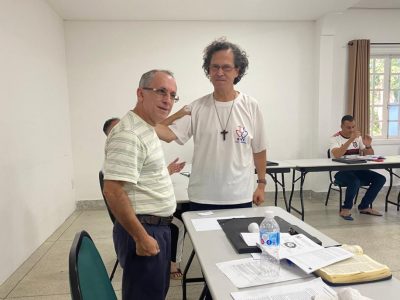 Padre Osvânio Humberto, ss.cc. no momento da eleição, recebendo os cumprimentos do Superior Geral, Pe. Alberto Toutin, ss.cc.
