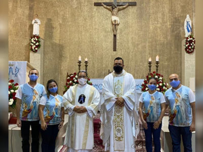 Padres, festeiros e capitães de mastro na abertura das Festividades de Nossa Senhora de Lourdes em Poá, São Paulo